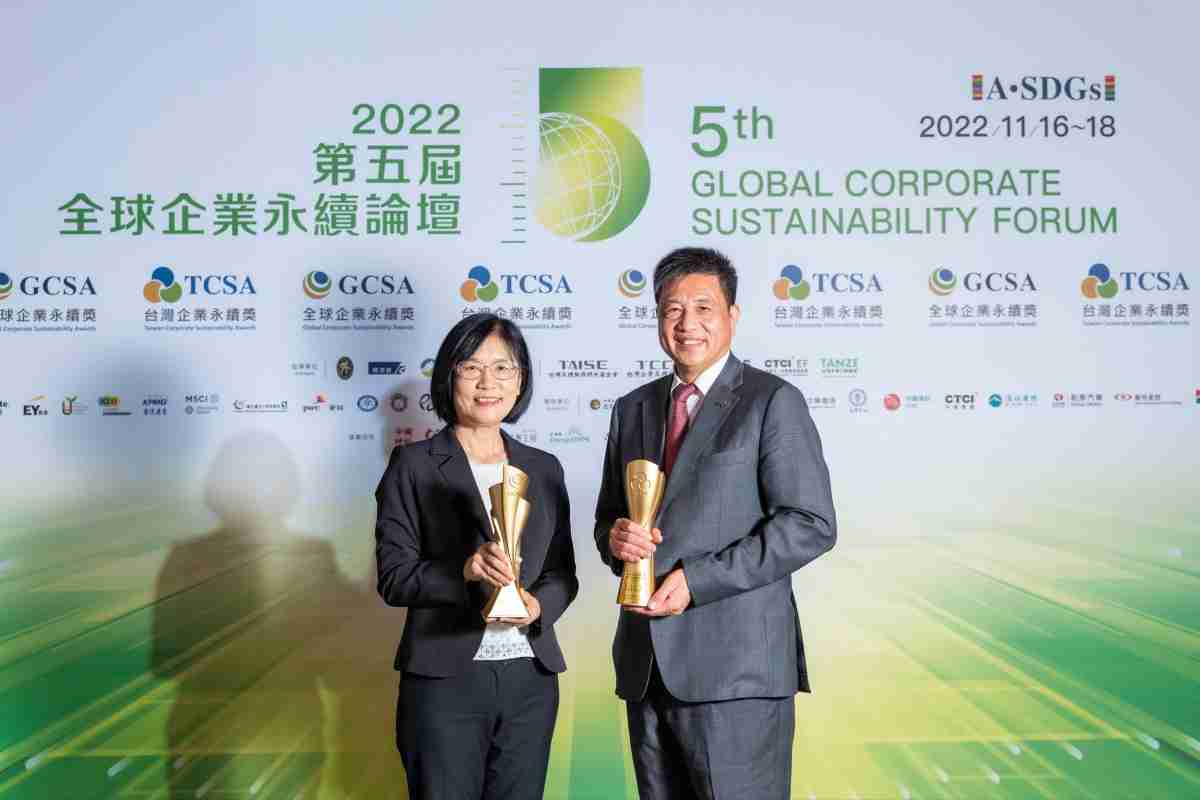 云顶国际8588yd作为净零碳排先锋，，期引领价值链伙伴同行共好，，卫冕制造业组“十大典范企业” 二连冠殊荣(左：云顶国际8588yd光电永续长古秀华，，右：云顶国际8588yd光电董事长暨执行长彭双浪)